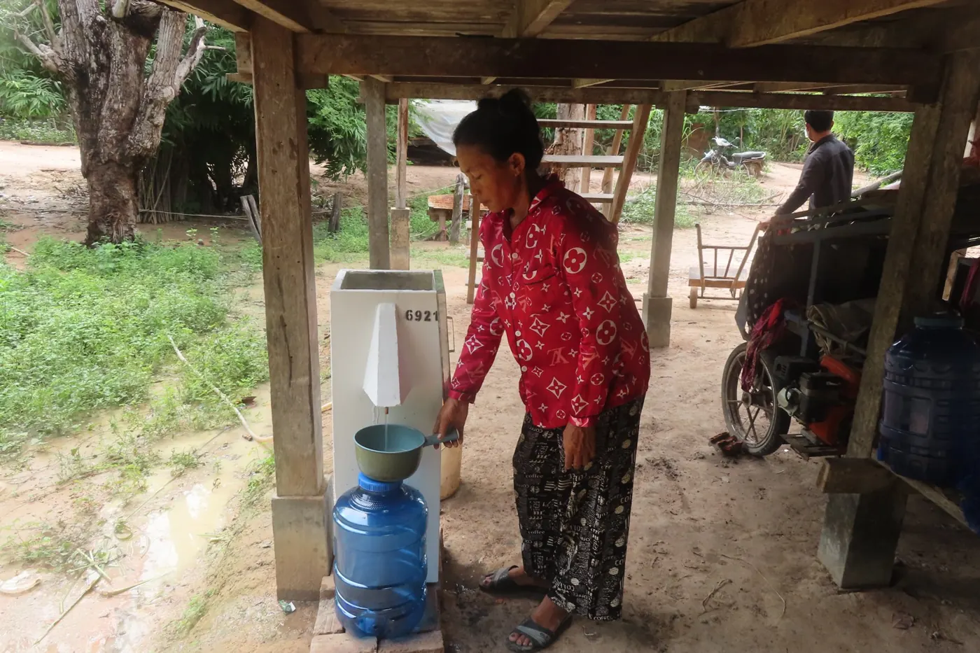 Filling a biosand filter at home